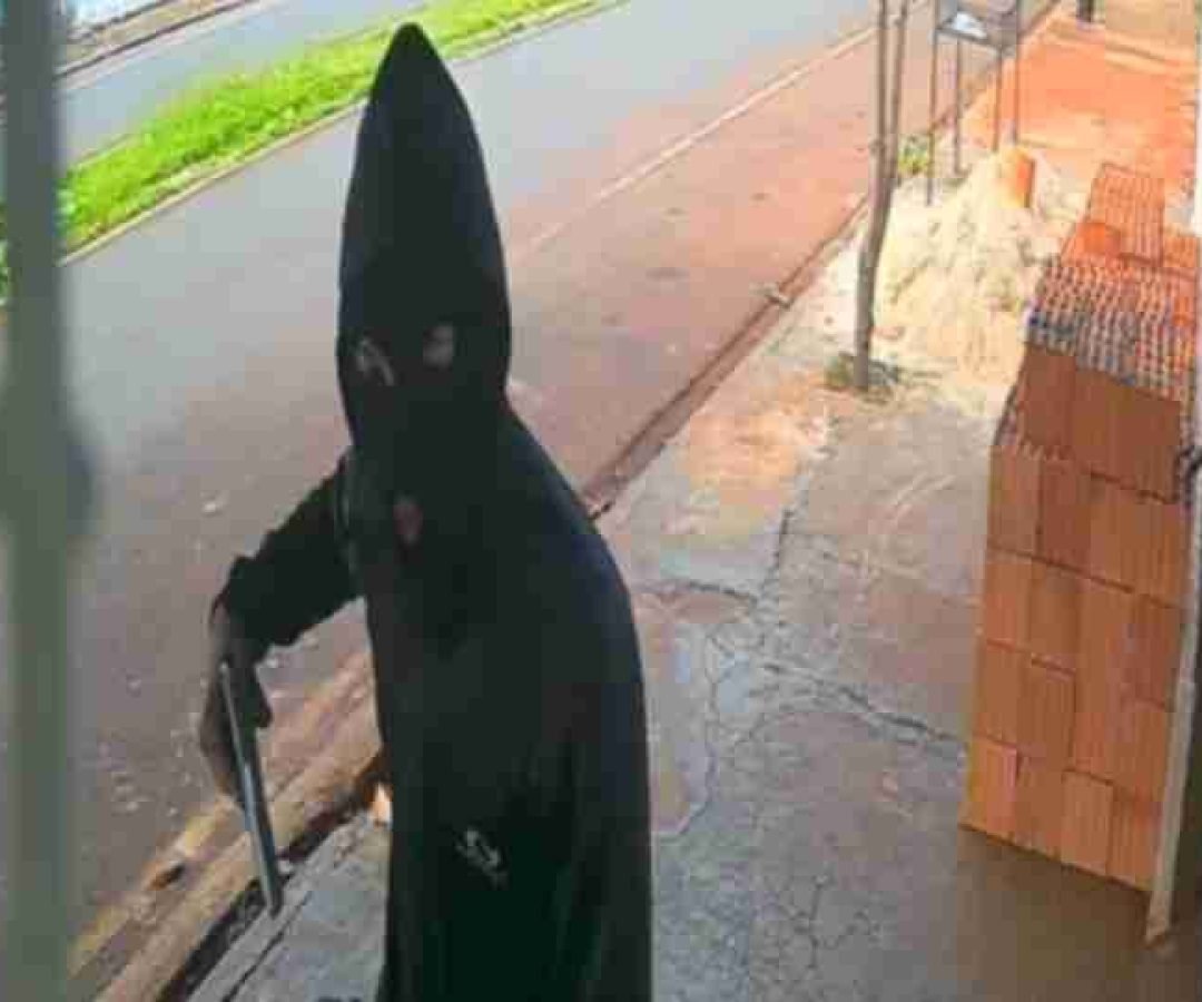 Homem armado rouba comércio em Ibiporã; assista - catve.com