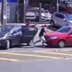 Câmera flagra assalto a mão armada e motorista tem carro levado em Foz do Iguaçu - catve.com