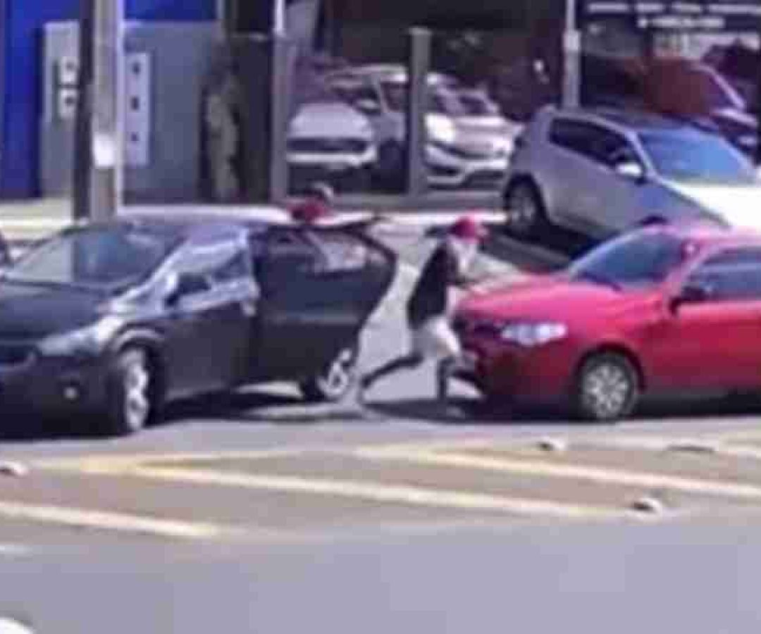 Câmera flagra assalto a mão armada e motorista tem carro levado em Foz do Iguaçu - catve.com