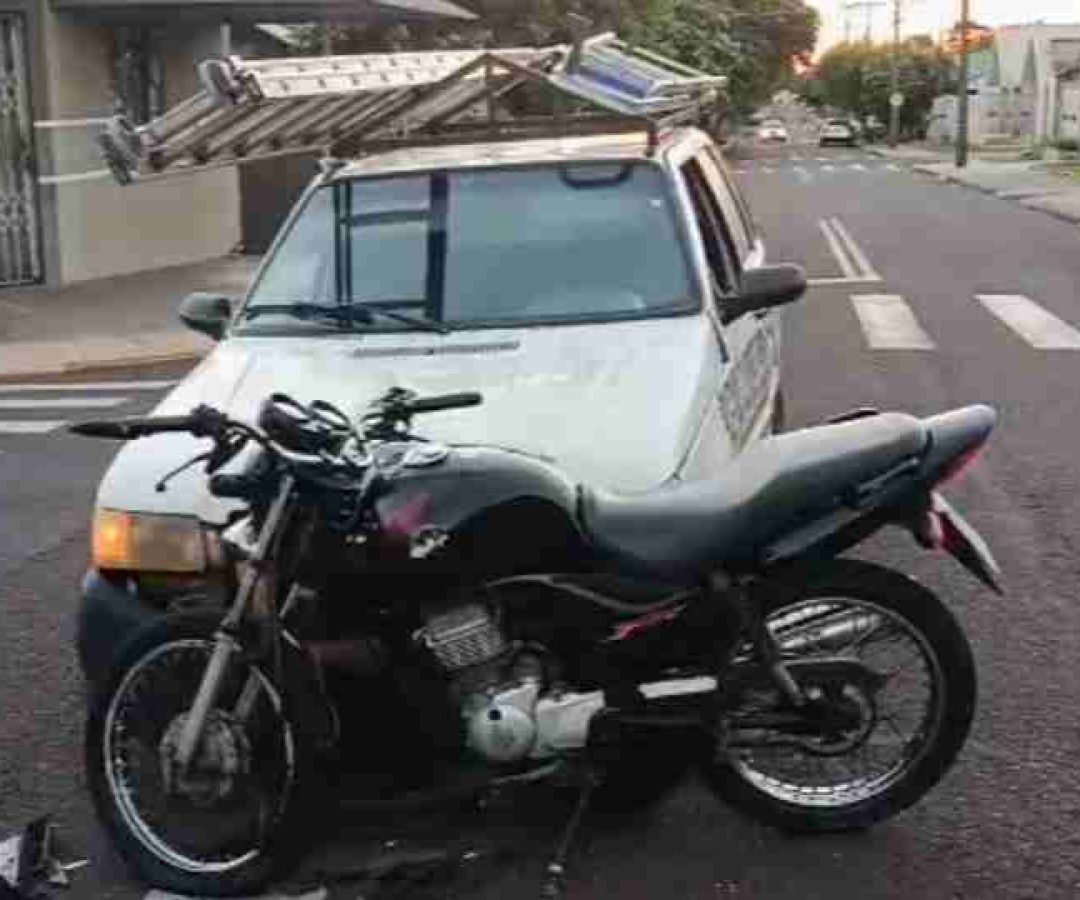 Motociclista de 19 anos fica ferido em batida com carro no bairro São Francisco, em Toledo - catve.com