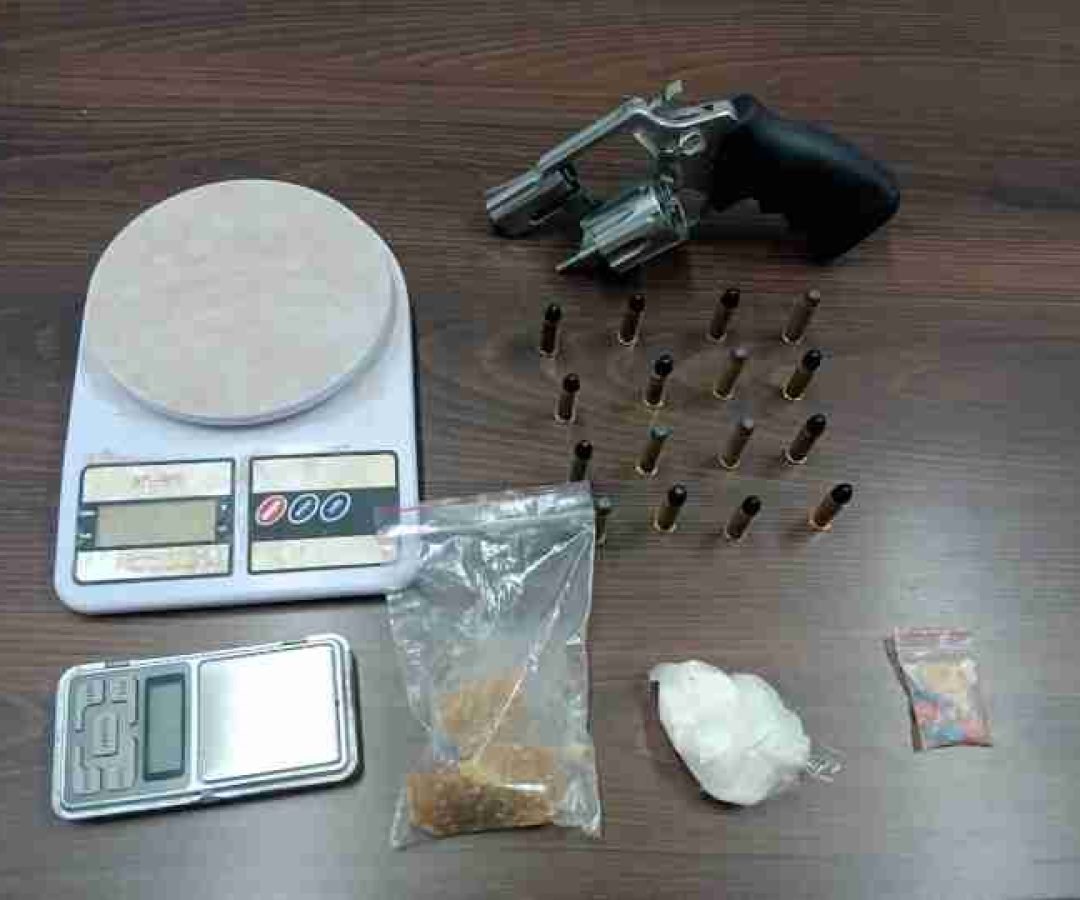 Homem é preso com arma e drogas no Interlagos durante cumprimento de mandado - catve.com