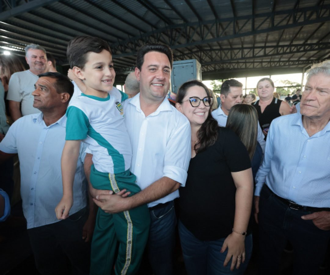 Campo Mourão: Estado entrega kits educacionais para escolas e cidade ganhará novo colégio