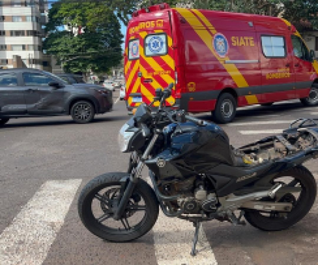 Motociclista fica ferida em acidente no centro de Cascavel