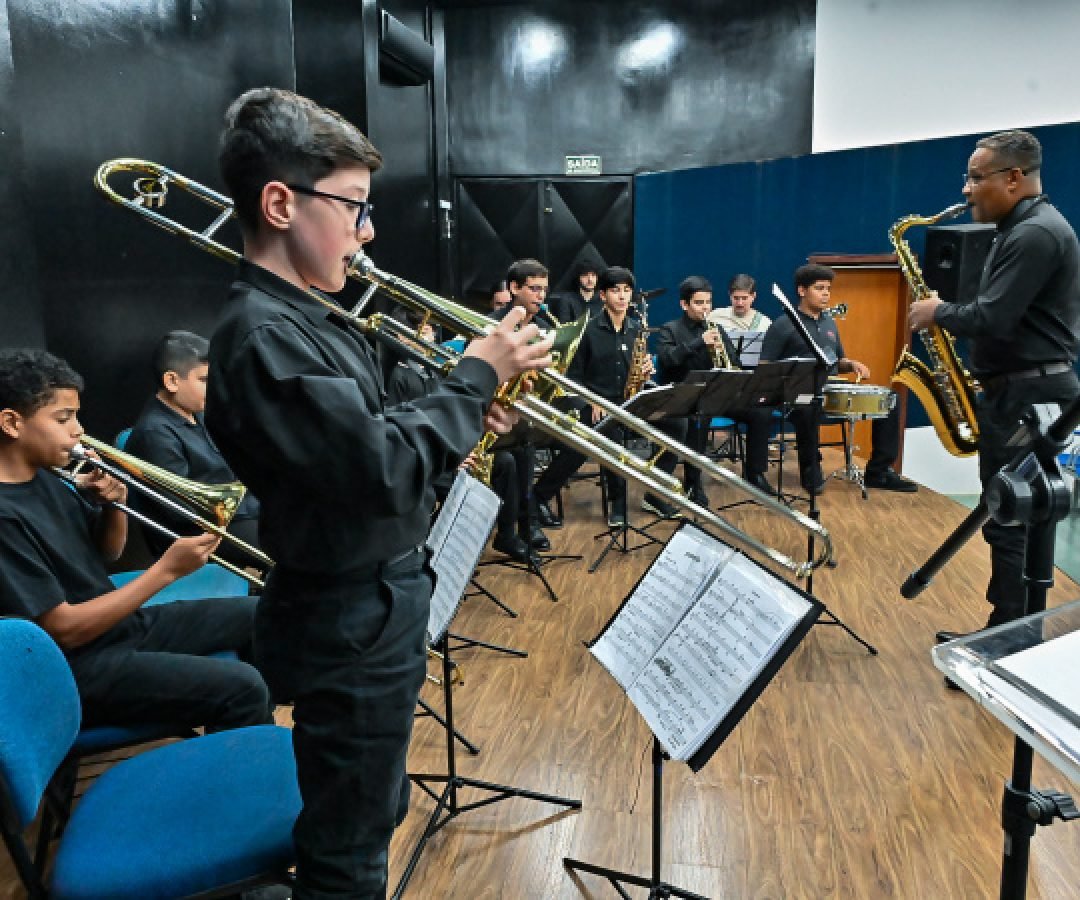 Estado amplia incentivo à musicalização com entrega de instrumentos em Campo Mourão