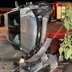 Motor é lançado para fora de veículo após forte acidente no bairro Santa Cruz
