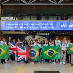 Ganhando o Mundo: com emoção e expectativas, 25 adolescentes embarcam para o Reino Unido 