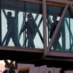 2025-05-05T164241Z_1_LYNXMPEL440ML_RTROPTP_4_USA-TRUMP-MIGRATION-VENEZUELA-FLIGHT.jpg