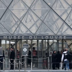 Museu do Louvre sofre assalto e perde peças de Napoleão