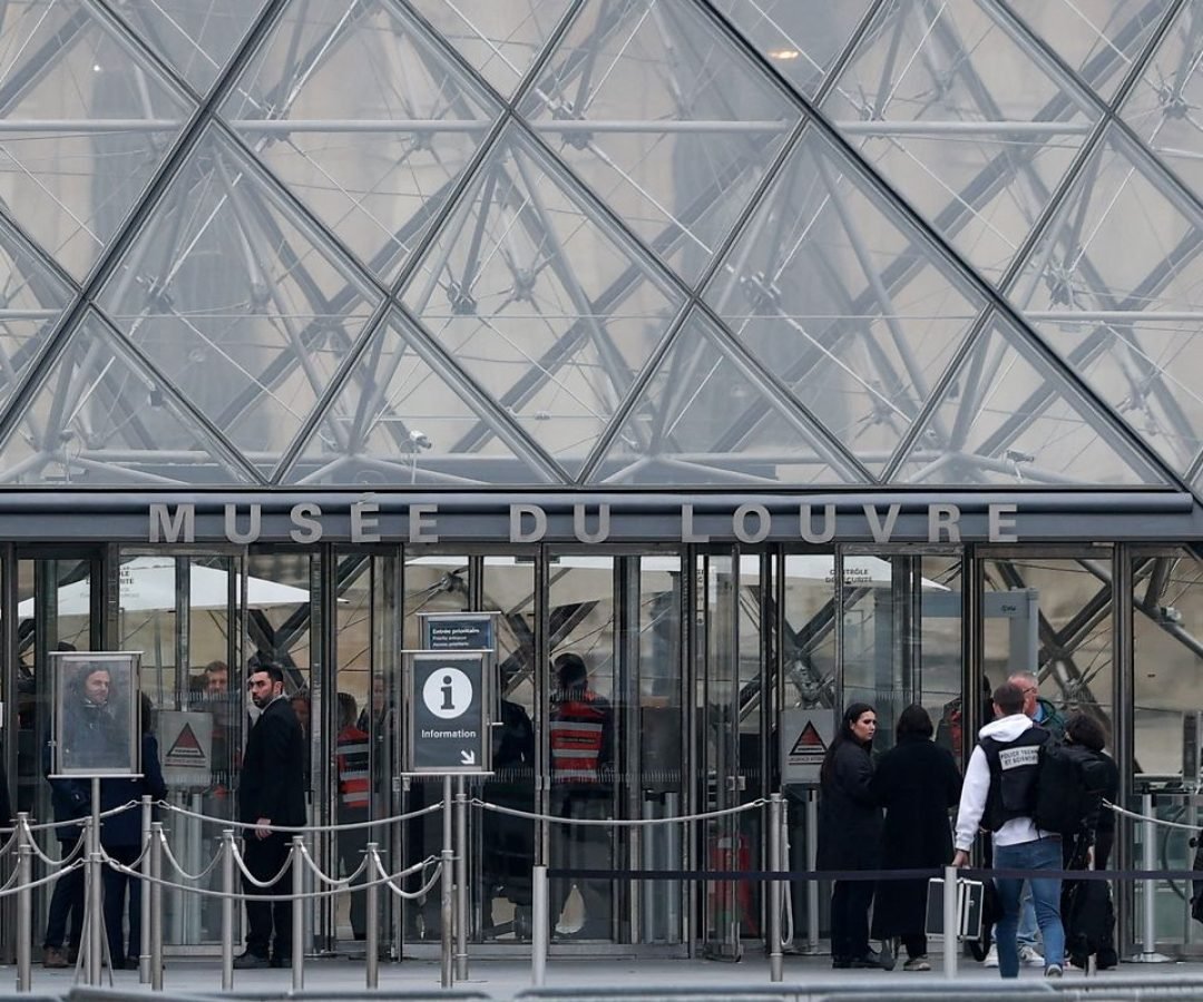 Museu do Louvre sofre assalto e perde peças de Napoleão