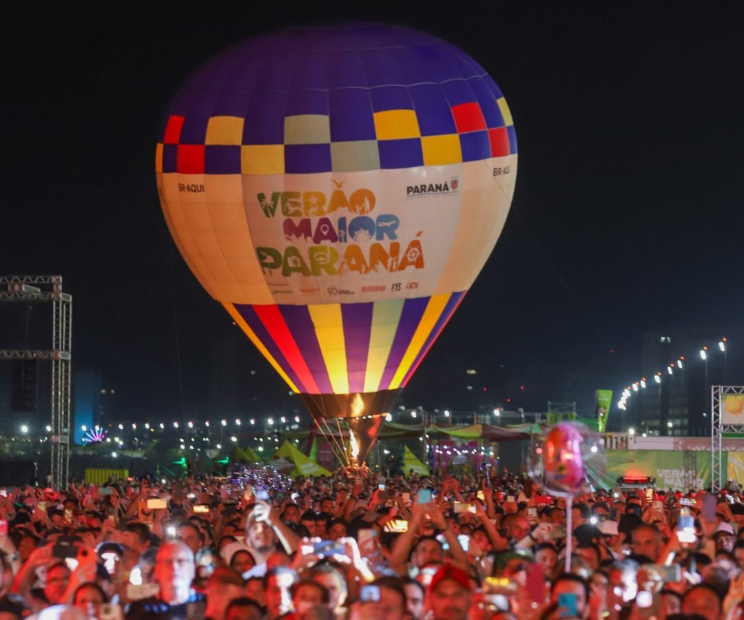 A dupla  Zeze DI Camargo e Luciano  durante a apresentacao do seu show dentro da programacao do Verao Maior Parana, em Matinhos - 08/02/2025 - Foto: Geraldo Bubniak/AEN