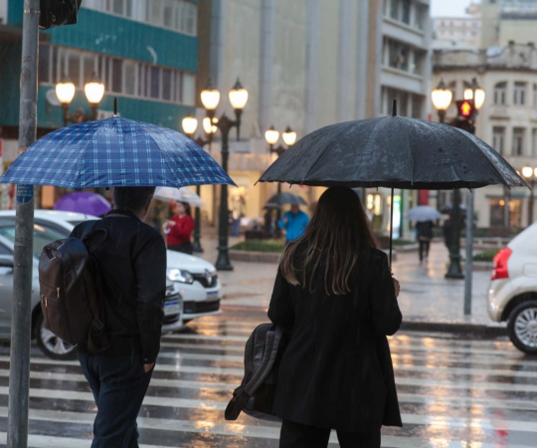 Vento, chuva e queda nas temperaturas: frente fria começa a atravessar o Paraná