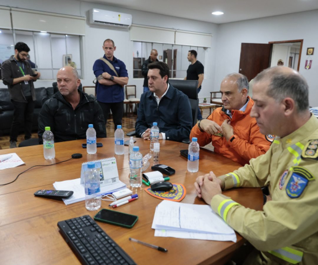 Governo manda dezenas de bombeiros e equipes da saúde para auxiliar Rio Bonito do Iguaçu