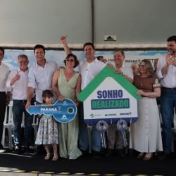Governador Ratinho Junior entrega casa própria a 83 famílias de Siqueira Campos