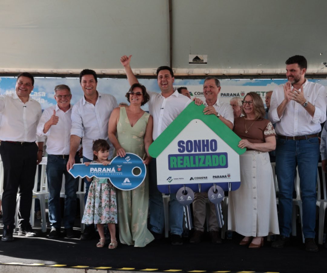 Governador Ratinho Junior entrega casa própria a 83 famílias de Siqueira Campos