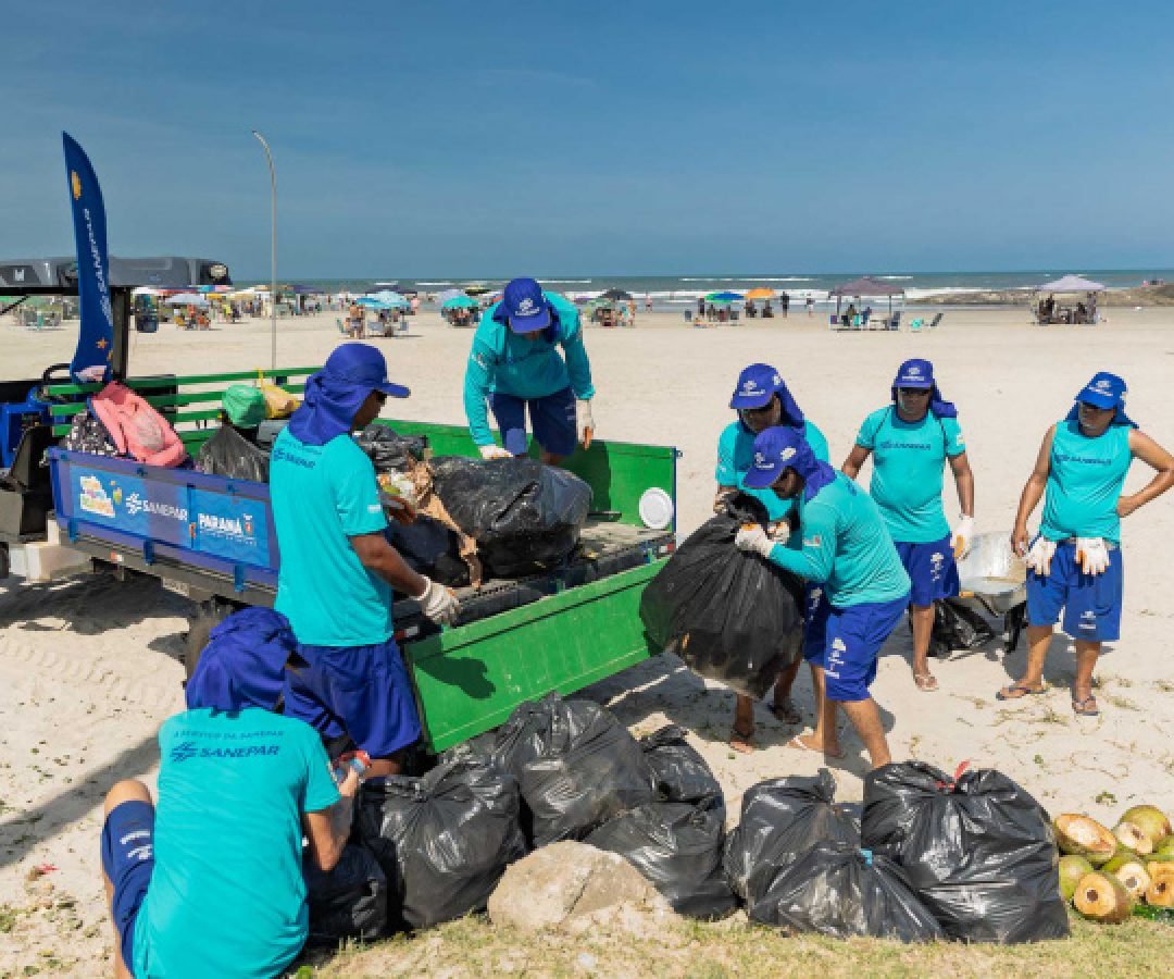 Em quatro dias, Sanepar já retirou 21 toneladas de lixo das praias do Paraná