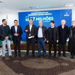 Ratinho Junior libera R$ 442 milhões para obras em 10 municípios do Paraná
