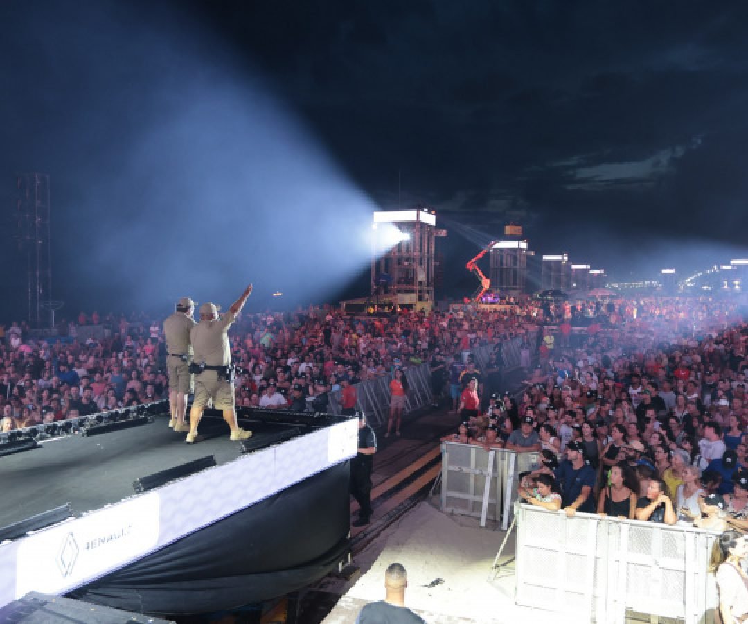 Com repertório variado, Banda da PM anima multidão antes do show do Roupa Nova