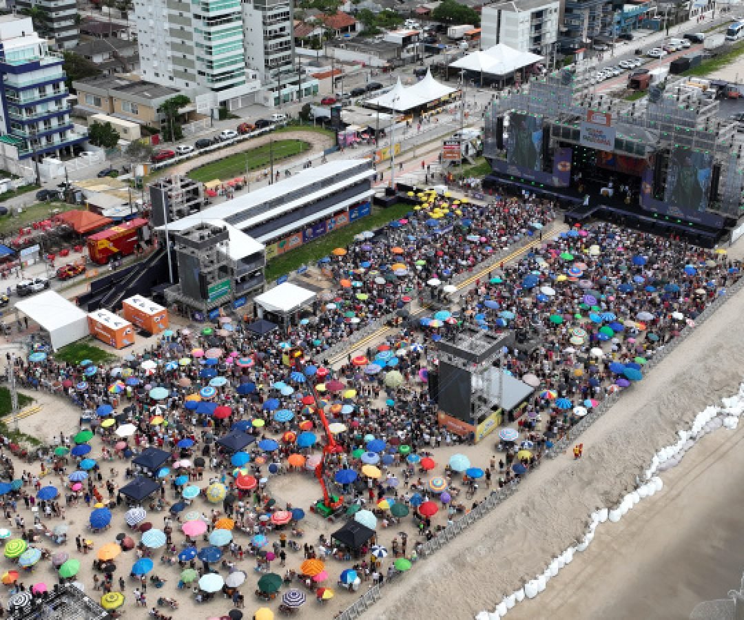 Padre Reginaldo Manzotti reúne 38 mil pessoas no último domingo do Verão Maior Paraná