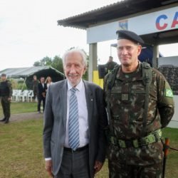 Darci Piana participa da troca de comando da 5ª Divisão de Exército, em Curitiba