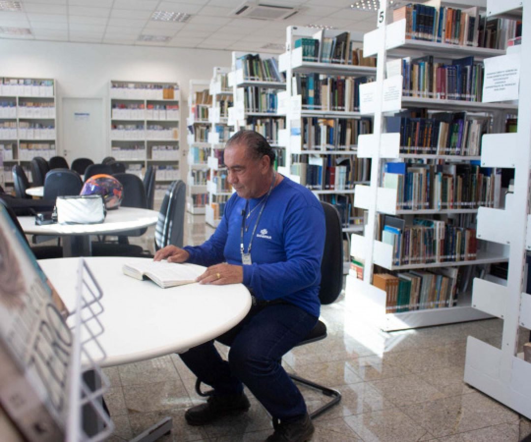 Biblioteca da Sanepar motiva hábito da leitura entre empregados em todo o Paraná