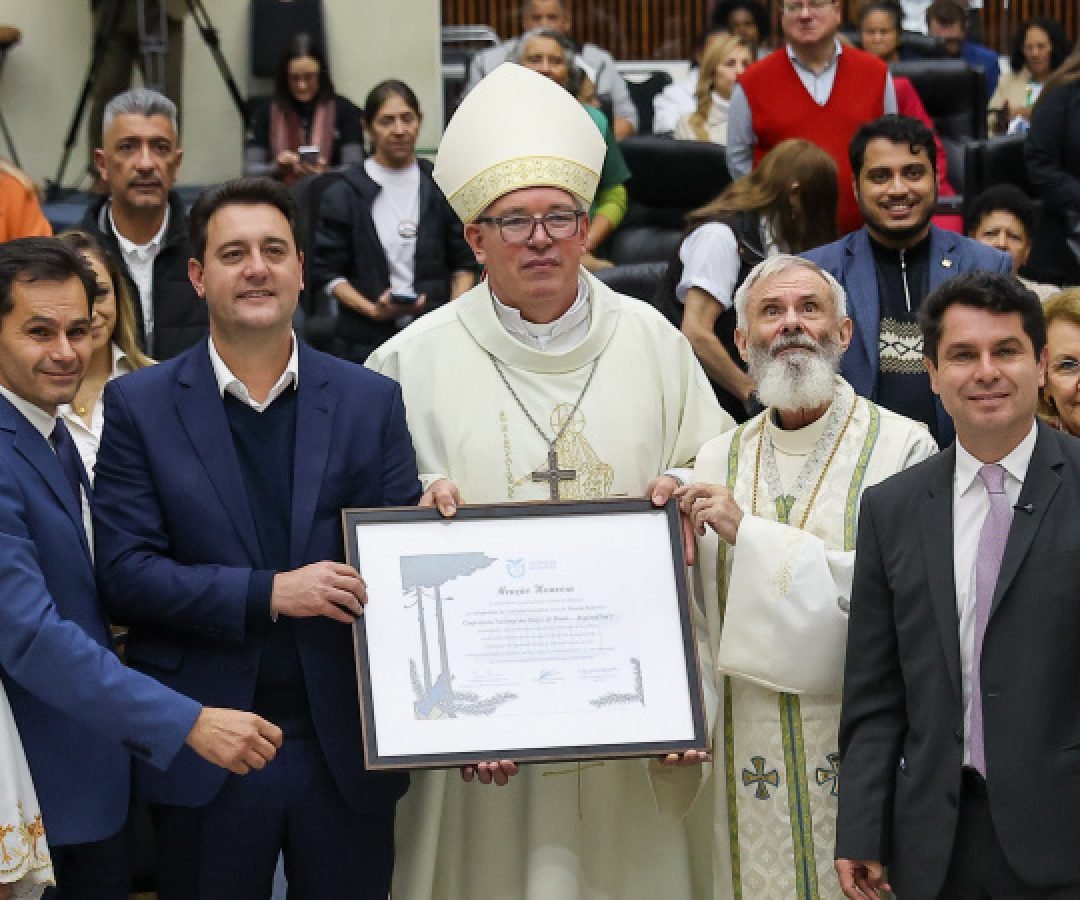 Ratinho Junior participa de homenagem a lideranças católicas na Alep