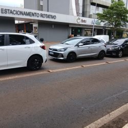 Colisão envolvendo três veículos causa engavetamento na Avenida Brasil, em Cascavel