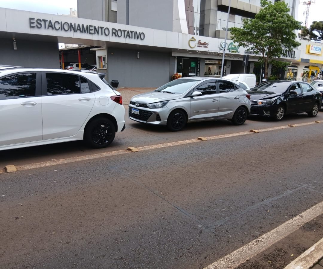 Colisão envolvendo três veículos causa engavetamento na Avenida Brasil, em Cascavel