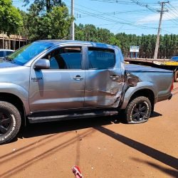 Caminhonete roda na pista após colisão com caminhão em frente ao cemitério municipal de Nova Santa Rosa
