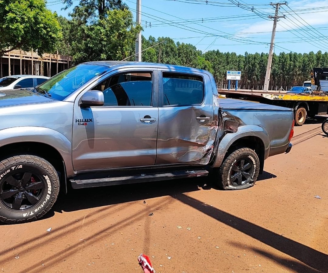 Caminhonete roda na pista após colisão com caminhão em frente ao cemitério municipal de Nova Santa Rosa