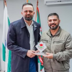 Merendeiro premiado nacionalmente em Brasília é recebido pelo secretário da Educação