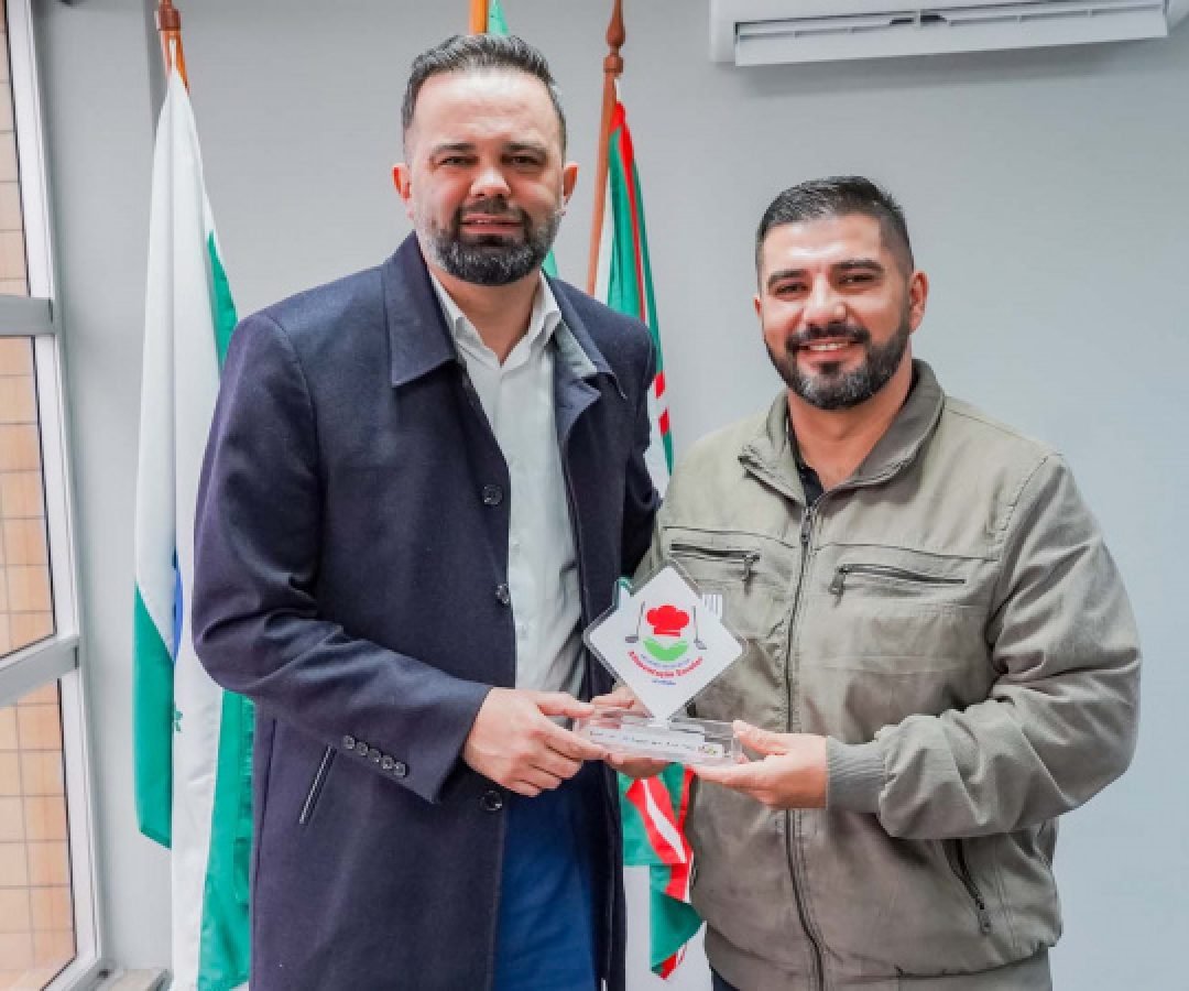 Merendeiro premiado nacionalmente em Brasília é recebido pelo secretário da Educação