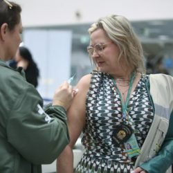 Vacinação de trabalhadores e viajantes já está disponível em aeroportos do Paraná
