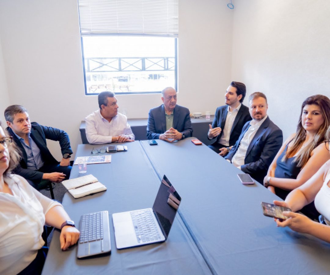 Comitiva de autoridades do México conhece modelo de ensino de inglês do Paraná