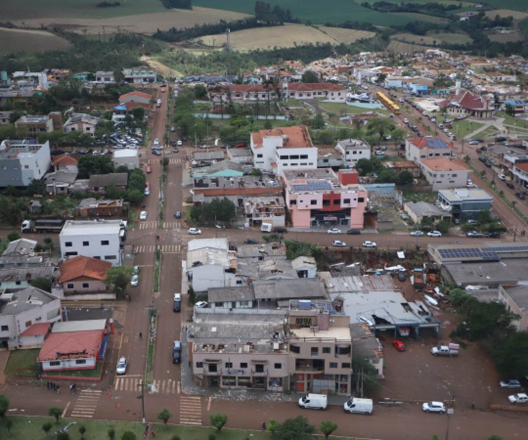 Estado propõe lei com auxílio de R$ 50 mil por família para agilizar ajuda a cidades atingidas por tornado