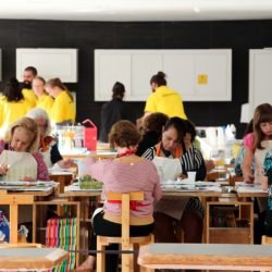 Museu Oscar Niemeyer promove oficina e bate-papo com artista para o público 60+