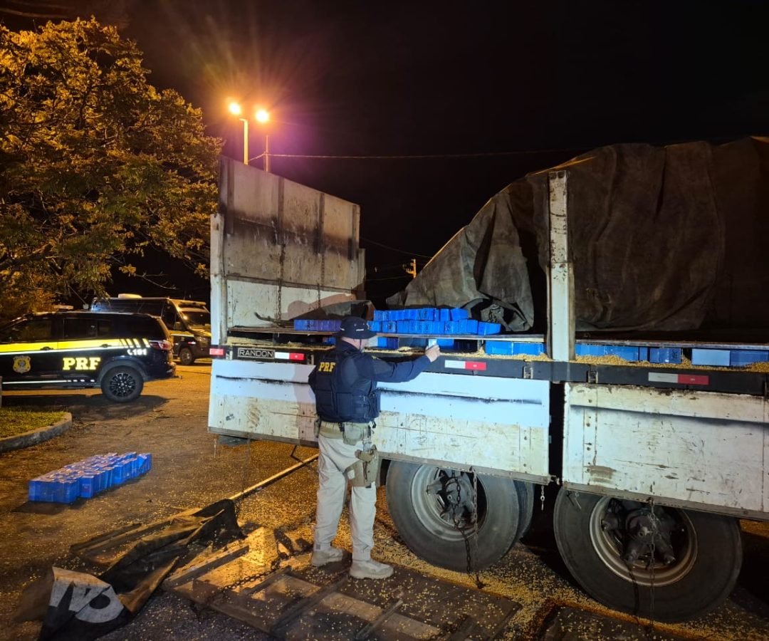 PRF apreende grande carga de celulares escondida em fundo falso de caminhão em Fazenda Rio Grande