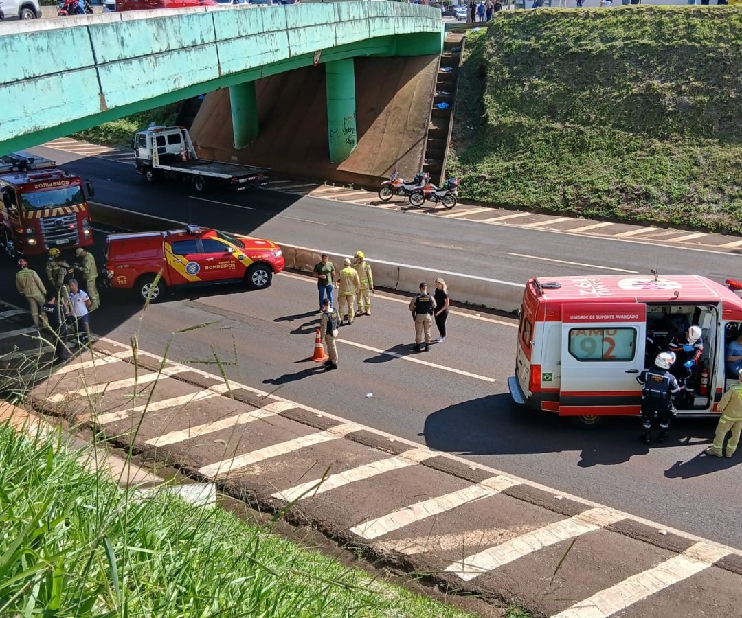 Equipes do Corpo de Bombeiros são acionadas para atender queda de plano elevado na BR-277 em Cascavel
