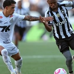 Botafogo fica duas vezes à frente, mas cede empate ao Santos no Rio