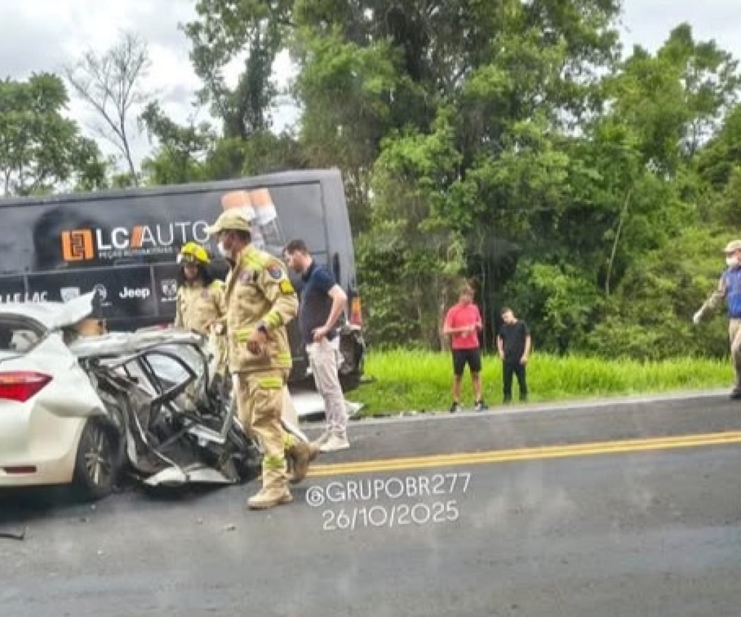Acidente grave entre carro e ônibus é registrado na BR-277 em Palmeira