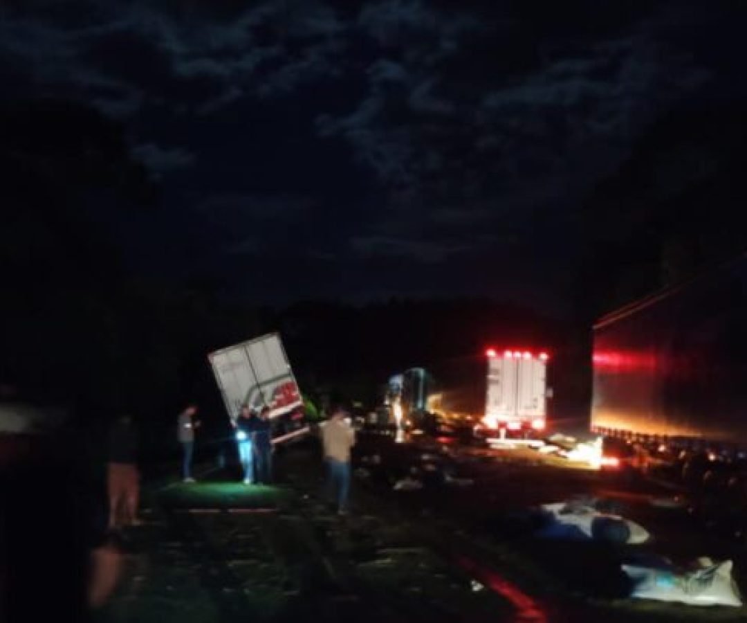 Acidente na curva do Limoeiro envolve cinco caminhões
