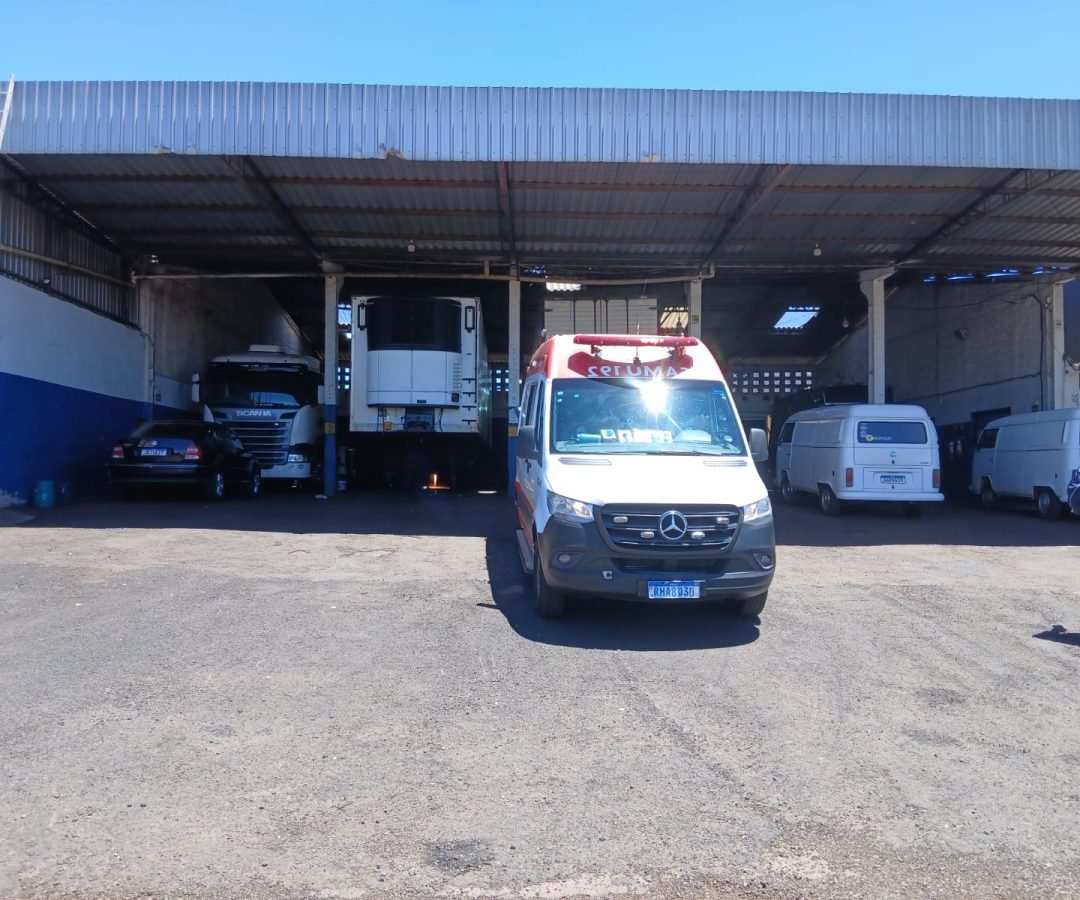 Homem de 42 anos fica ferido após cair de telhado enquanto fazia reparos em empresa de Cascavel