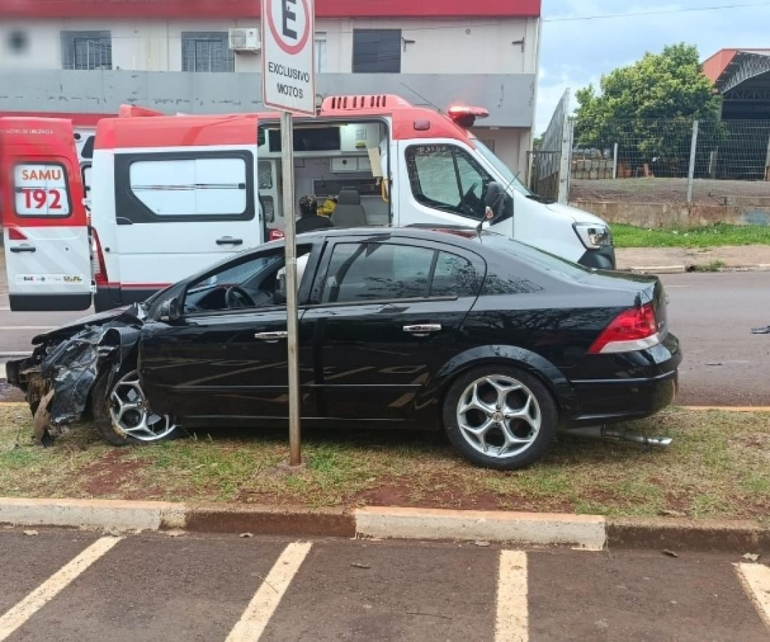 Falha mecânica provoca capotamento e deixa avô e neto feridos na região do Jardim Europa