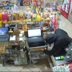 Dupla armada assalta comércio em Toledo e foge a pé