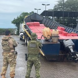 BPFRON e Polícia Federal apreendem barco e caminhão carregados com cigarros contrabandeados em Guaíra