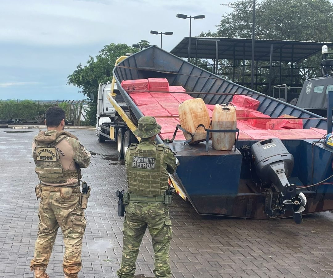 BPFRON e Polícia Federal apreendem barco e caminhão carregados com cigarros contrabandeados em Guaíra