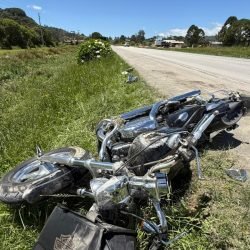 Motociclista para para urinar na estrada e tem Harley-Davidson destruída por trator em Bom Retiro (SC)