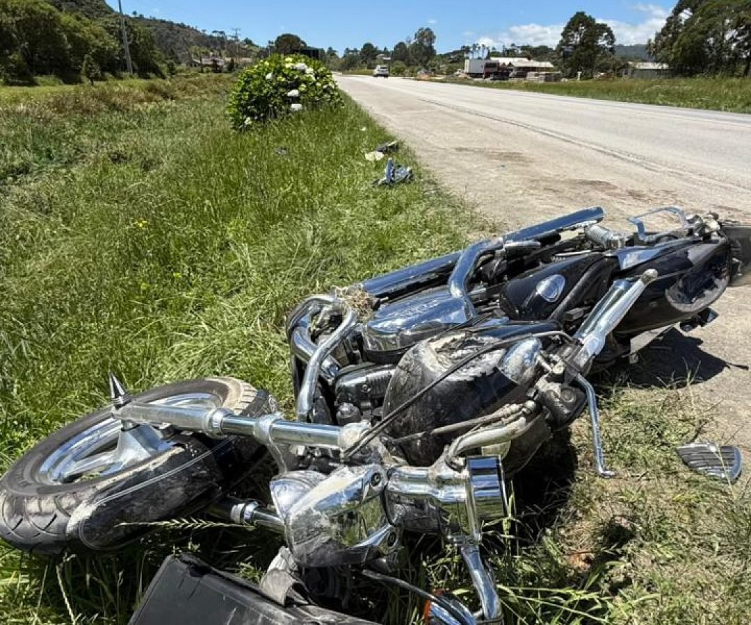 Motociclista para para urinar na estrada e tem Harley-Davidson destruída por trator em Bom Retiro (SC)