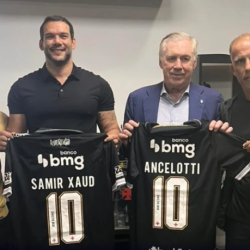 Ancelotti-e-Samir-Xaud-assistem-jogo-em-Sao-Januario.png