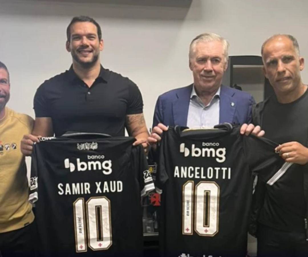 Ancelotti-e-Samir-Xaud-assistem-jogo-em-Sao-Januario.png