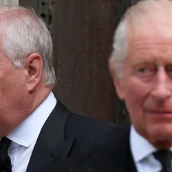 Andrew-a-esquerda-e-Charles-saem-apos-uma-missa-na-Catedral-de-Westminster-em-Londres-em-16-de-setem.webp